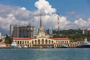 Сочи готовится к началу высокого сезона. // Merkushev Vasiliy, Shutterstock.com