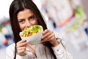 Уличная еда имеет множество поклонников. // Aaron Amat, Shutterstock.com