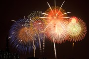 Фейерверки запускаются под музыку. // KPG_Payless, Shutterstock.com