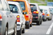 Автомобилисты стоят в долгих очередях. // Dmitry Kalinovsky, Shutterstock.com