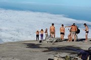 Туристы раздеваются для фотосессии. // malaysianreview.com