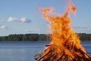 Летний костер на Юханнус // suomenlomapalvelu.fi