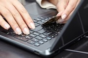 Безопаснее для туристов - использовать крупные сайты бронирования. // Denis Vrublevski, shutterstock