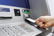 Туристам стоит иметь запас наличных. // cozyta, Shutterstock.com