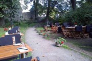 Рестораны предлагают посидеть в летнем дворике или на террасе. // Leib Resto ja Aed