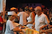 Морепродукты, вино и музыка приготовлены для гостей фестиваля. // iltabloid.it
