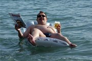 Легкие плавсредства уносит в море отжимным ветром. // russianlook.com