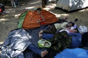 В Афинах беженцы спят на земле. // AP
