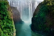Водопад Виктория на границе Замбии и Зимбабве // mirror.co.uk