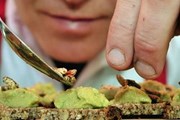 Эндрю Холкрофт готовит канапе с насекомыми. // grubkitchen.co.uk