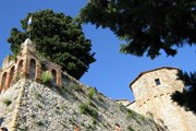 Туристы верят, что призраки хозяев бродят по старым замкам. // italia-ru.com