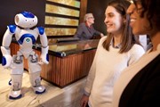 Гости отеля Hilton общаются с роботом. // Hilton Worldwide