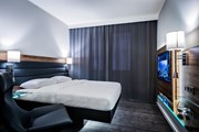 Номер в Moxy Munich Airport // Marriott International
