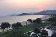 Закат солнца с балкона отеля Sheraton Shenzhou Peninsula Resort на острове Хайнань // Travel.ru