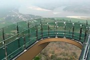 Вид с площадки Sky Walk на реку Меконг и живописные леса // thailand-news.ru