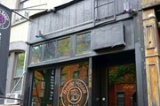 Вход в самый мрачный ресторан Нью-Йорка - Beetle House. // Melissa Kravitz, amny.com