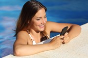 Туристы предпочитают не расставаться со смартфонами на отдыхе. // Antonio Guillem, shutterstock