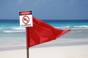 Красный флаг предупреждает об опасности. // advisoranalyst.com