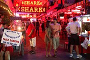 В районе пляжа Патонг сконцентрировано множество отелей и ночных клубов. // phuket.com
