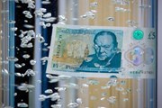 Новая купюра не боится воды. // GettyImages