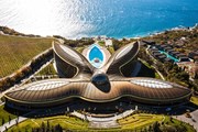 Комплекс Mriya Resort & Spa  построен по проекту Нормана Фостера. // mriyaresort.com