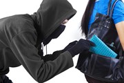Воры в местах скопления туристов очень изобретательны. // Creativa, shutterstock