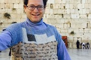Сэм Барски в жилетке с иерусалимской Стеной плача // npr.org
