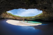 "Скрытый" пляж Playa del Amor в Мексике // Miguel Naranjo , nationalgeographic.com