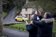Машина на средневековой уличке не нравится туристам. // dailymail.co.uk