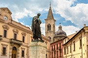 Памятник Овидию в центре Сульмоны // turismo.it