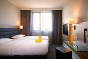 Номер в отеле Moxy London Excel // marriott.com