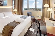 Номер в Crowne Plaza Paris-Neuilly с видом на Эйфелеву башню. // ihg.com