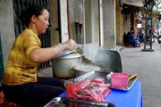 Продавцы еды портят имидж города, считают власти Ханоя. // vietstreetfood.com