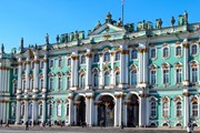 На входе в Эрмитаж проверяют всех посетителей. // Elena11, shutterstock