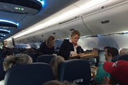 Бесплатная пицца подняла настроение ожидающим вылета пассажирам. // dellin