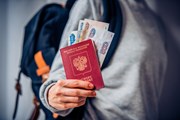 Приставы рекомендуют приезжать в аэропорт с уже оплаченным долгом. // Yulia Grigoryeva, shutterstock