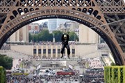 Аттракцион посвящен чемпионату по теннису Roland Garros. // bbc.com