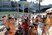 Пляжи Парижа лишились песка. // The Telegraph