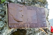 Мемориальная доска на перевале Дятлова // ant-ufa.com