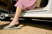 Водить машину в шлепках - небезопасно. // KeywordSuggest.org