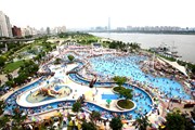 Уличные бассейны спасают от жары. // visitkorea.or.kr