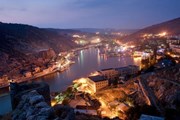 Балаклава - популярный у туристов район. // taxis-crimea.com