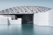 Музей накрыт серебристым куполом, состоящим из тысяч звезд. // louvreabudhabi.ae