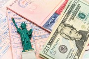 Число выдаваемых виз в США сократилось из-за нехватки персонала в дипмиссиях. // mariakraynova, shutterstock