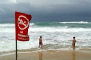 Красные флаги установлены на пляжах Пхукета. // Phuket Gazette