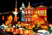 Красочный фестиваль привлекает множество туристов. // YoNinja.com