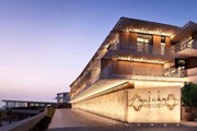 Отель расположен на искусственном острове. // bulgarihotels.com