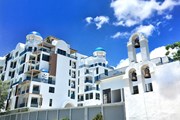 Здание отеля Costa Well Resort Pattaya выстроено в греческом стиле. // costawellresortpattaya.com