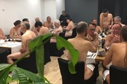 Официанты ресторана остаются одетыми. // Holala.co