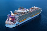 Лайнер может принять 6680 пассажиров. // cruiseweb.com